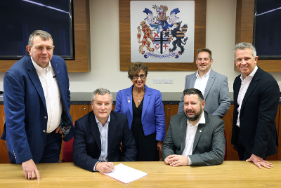 Hilton agreement Councillor Richard McCauley, Cabinet Member - Inclusive Growth & Regeneration, St Helens Borough Council; Graham Dodd, Managing Director, Development - UK & Ireland, Hilton; Kath O'Dwyer, Chief Executive, St Helens Borough Council; Councillor Anthony Bur